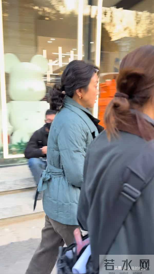 网友沈阳街头偶遇闫妮,穿搭接地气互动亲切无架子,也太亲切了吧