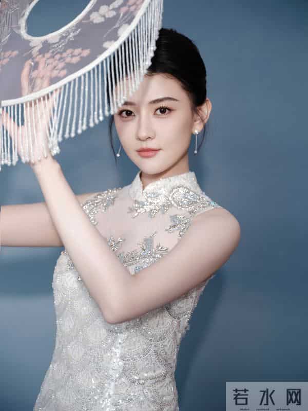 梁洁一袭银白亮片旗袍，勾勒窈窕身段，太美了