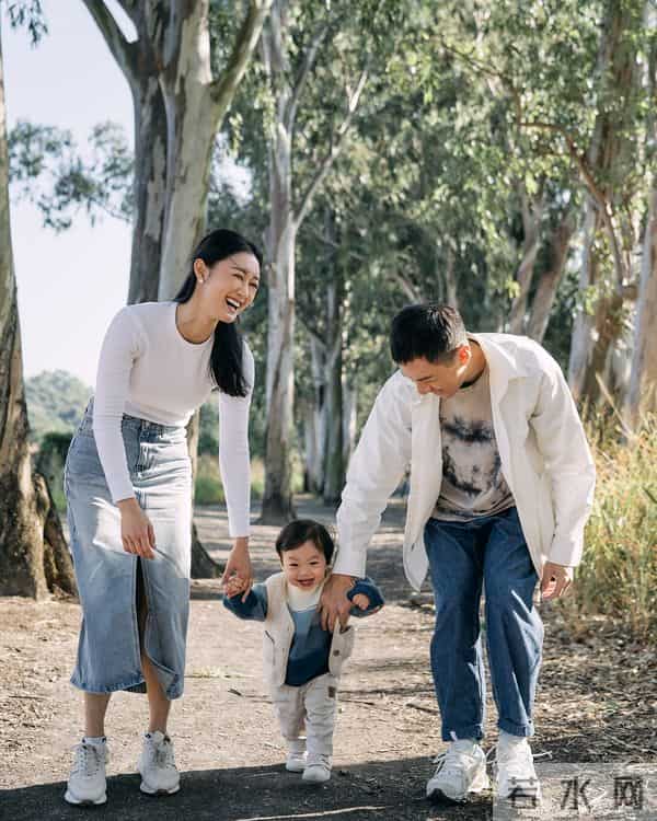 香港明星夫妻宣布再次当父母，儿子长得很可爱，恭喜这对夫妻