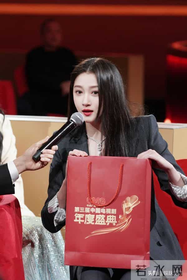 分手传闻成磨刀石!关晓彤官宣年度大奖,事业逆袭获得全网祝福!