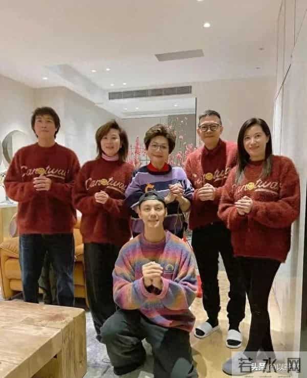 陈伟霆的妈妈是她,富家千金喜爱养狗面相慈祥,抚养仨孩子长大