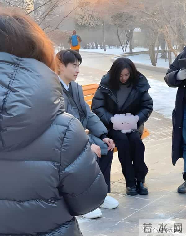 刘诗诗哈尔滨被偶遇,羽绒服搭配棉裤保暖又时髦,37岁仍美得发光