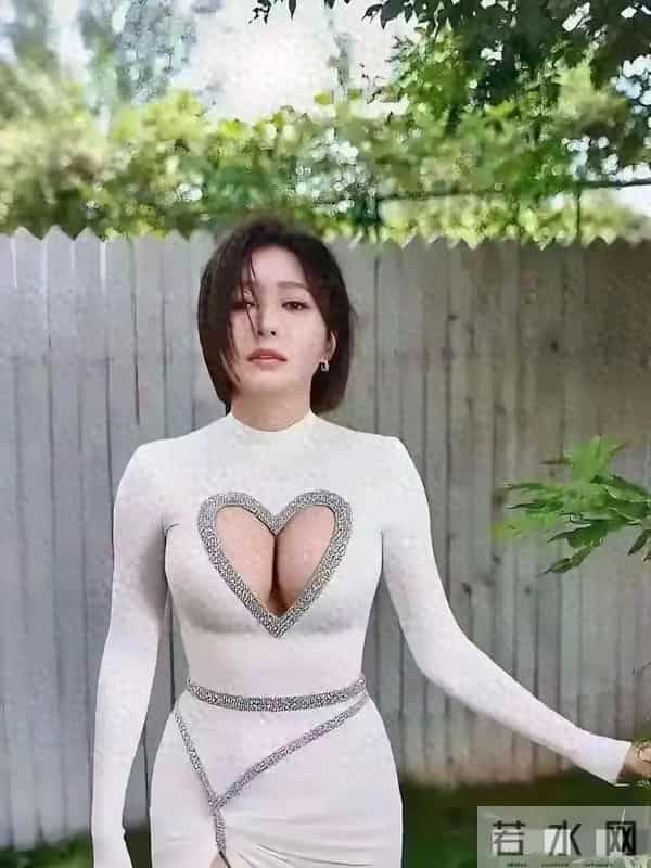 秦岚这身“心跳战衣”太绝了 白裙心形挖空设计 好身材藏都藏不住