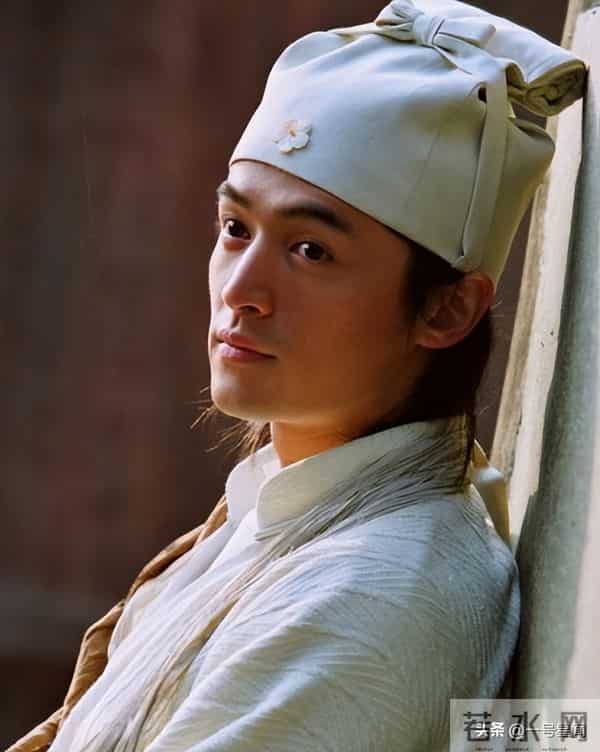 王家卫"录音门事件"才过几天，胡歌官宣喜讯，原来他们不是一路人