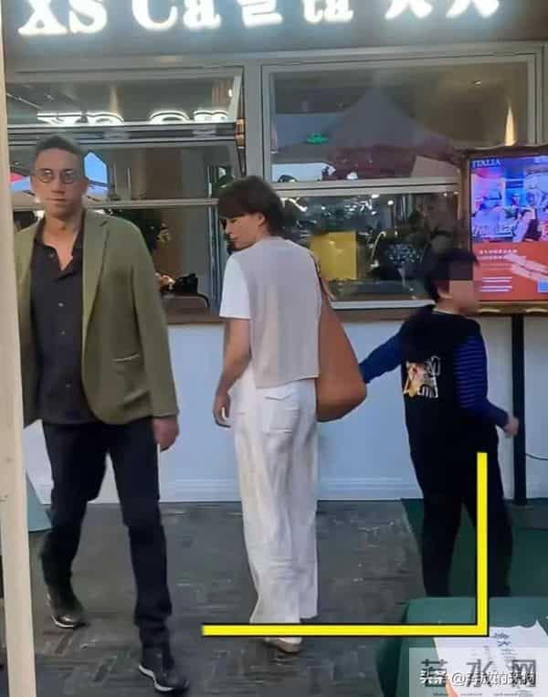 51岁董卿游苏州,打扮清爽和儿子一起,站姿还有主持人仪态