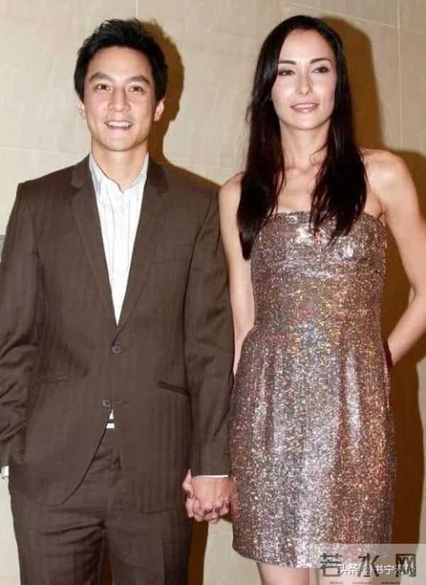 吴彦祖晒夫妻合照,47岁Lisa发际线后退,素颜老成“蒙娜丽莎”