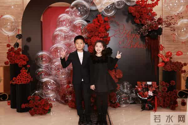 关悦为闺蜜董璇庆生，两人相识25年感情超好，两家孩子也是好朋友