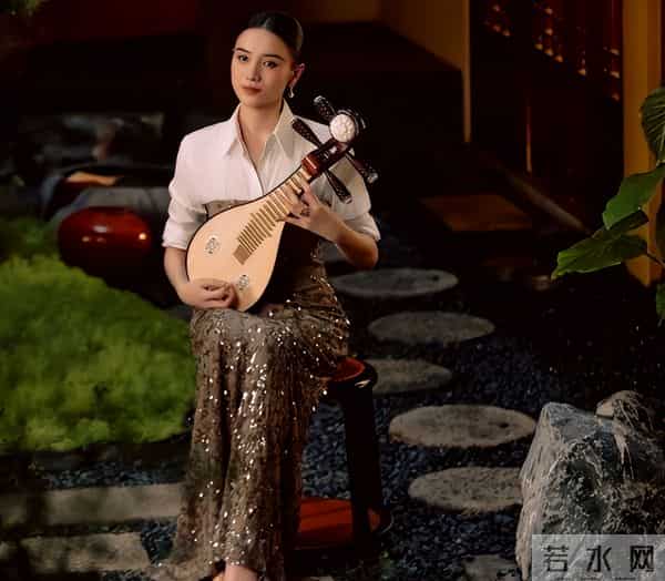 人民日报“点名”刚1个月，宋佳因一个举动，再令所有人刮目相看