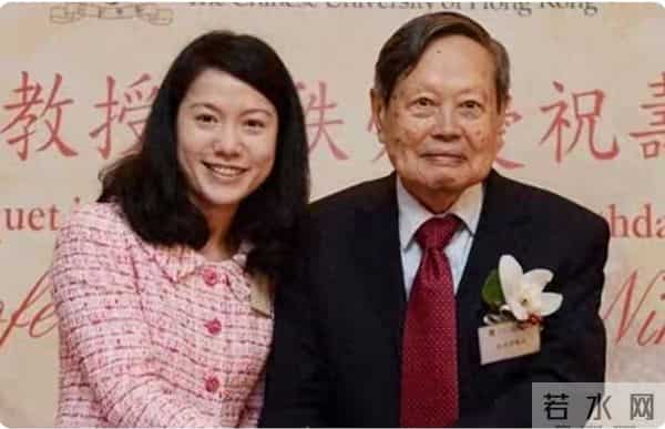 杨振宁先生离去才半个月，所有人的目光又聚焦在了翁帆身上。