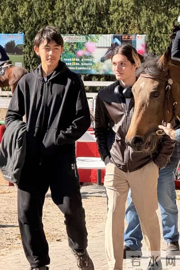 刘烨儿女马场骑马,15岁诺一身高超180,被吐槽比他爹还糙很显老
