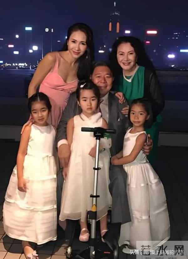 黎姿为父亲过生日时，老公和残疾弟弟在场，夫妻同框像一对父女