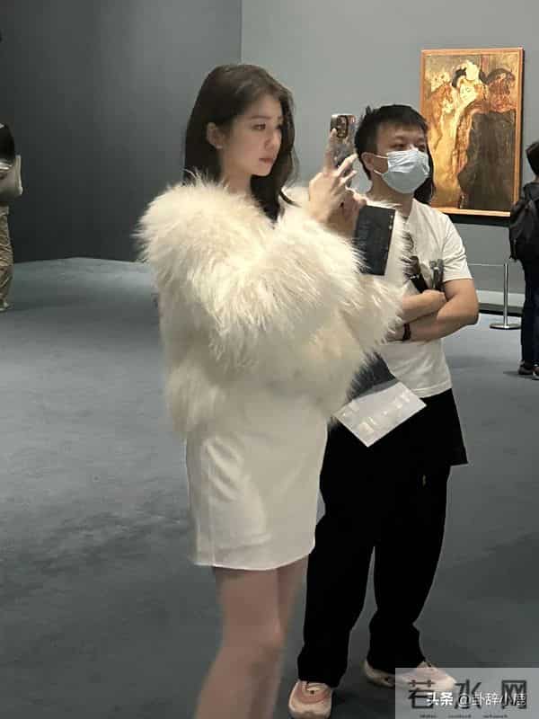 徐如蓝看展被网友偶遇,肤白貌美大长腿,真带劲,这算顶美了吧!