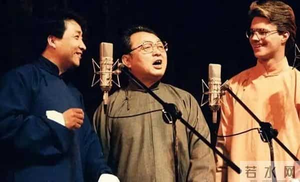 75岁姜昆和朋友聚餐，60岁洋徒弟大山也在，他状态好精气神十足