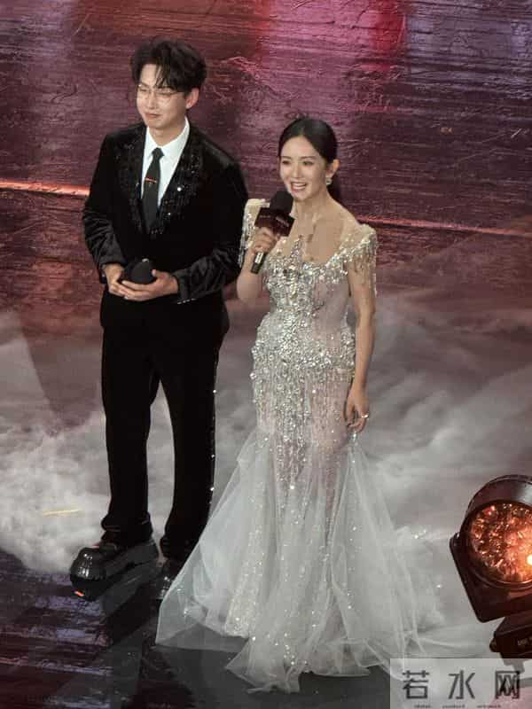 张杰的眼光真不赖啊!谢娜一袭带钻礼裙主持节目,仪态大方太美了
