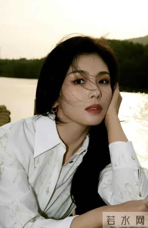 46岁刘涛浙江一日游,长得一般,没有网上说的那么美