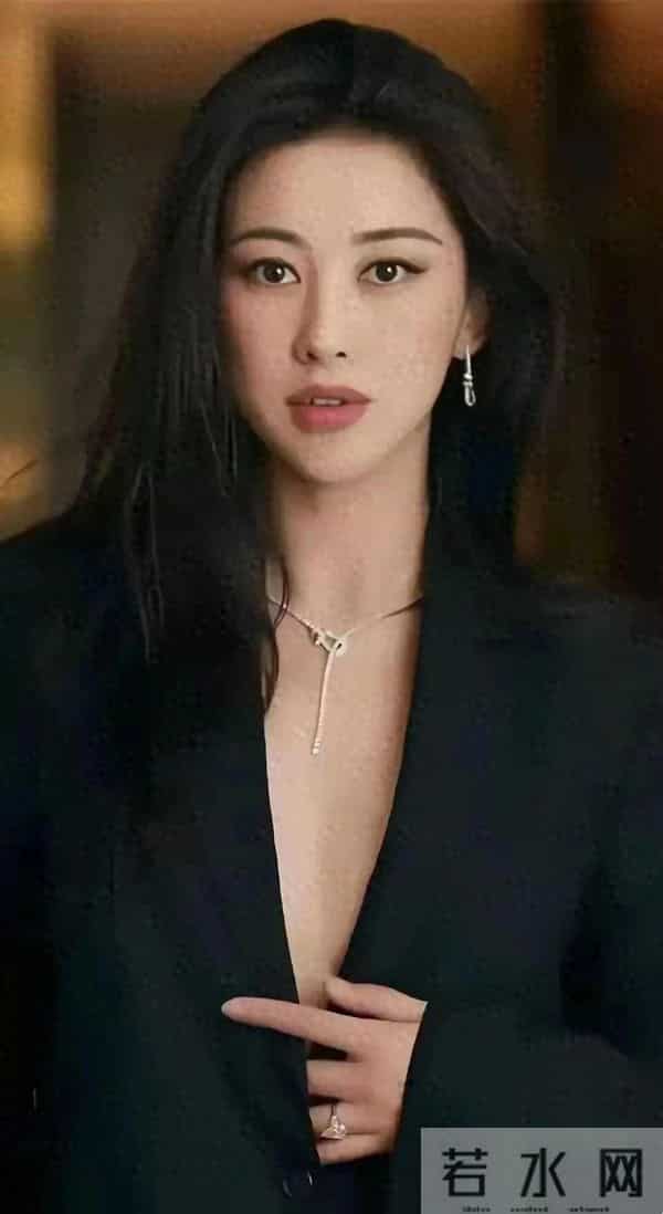 朱珠竟然真空出行边走边喝饮料 这厚度这粗度还有腰身 这样穿舒服吗