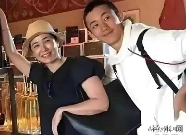 59岁蒋雯丽现状,定居英国,又瘦又老,粉丝惋惜:一代女神也老了