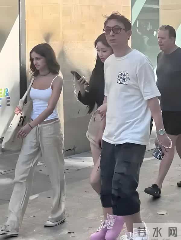 王思聪新欢直接坐大腿!懒懒已成过去式?奢侈品店亲密照引爆全网