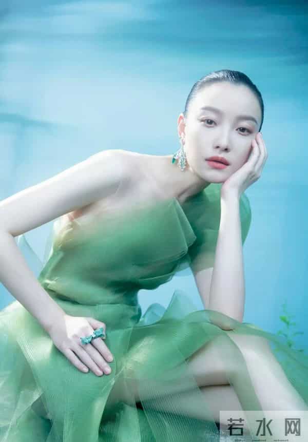 一整个美到失语!倪妮的性感美貌+肤白长腿,谁看了不心动?