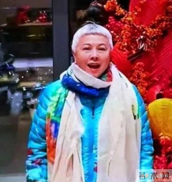 她曾力压王菲、惊艳春晚,却因投资失败成穷光蛋,如今老到认不出