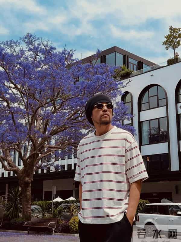 周杰伦带老婆在墨尔本,没胡子满脸褶,眼袋硕大跟半月前判若两人