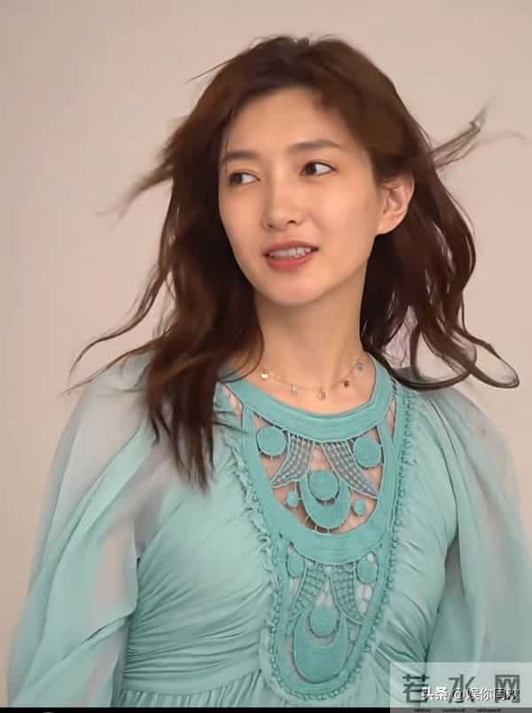 江疏影穿土蓝色薄纱裙拍写真,完全没有了顾漫妮的滤镜,老了很多