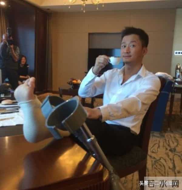 吴京深夜发文，短短4个字就让网友炸开了锅，担心的事还是发生了