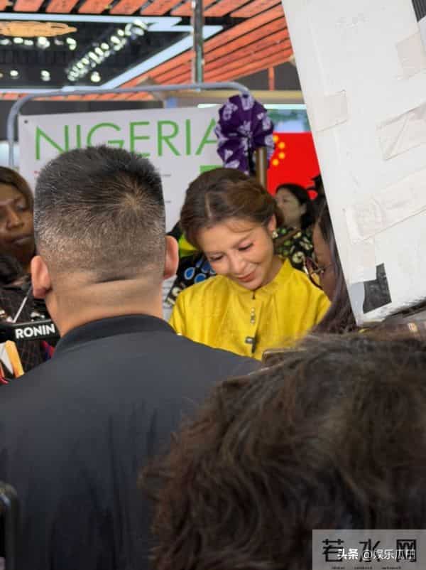 52岁朱迅上海进博会被偶遇 着黄色新中式配盘发 白发显眼 容颜易老