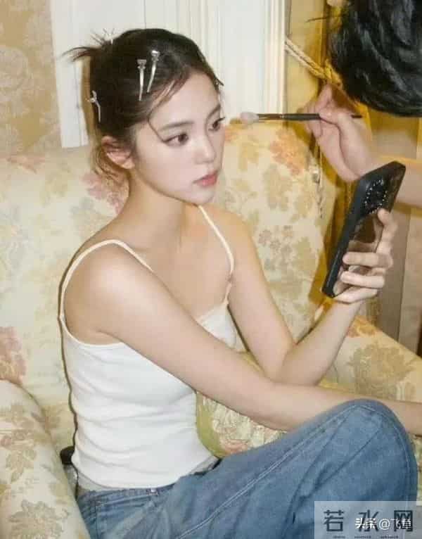 欧阳娜娜私下穿搭太绝！简约造型勾勒好身材，迷人氛围感拉满。