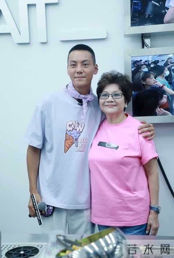 陈伟霆的妈妈是她,富家千金喜爱养狗面相慈祥,抚养仨孩子长大