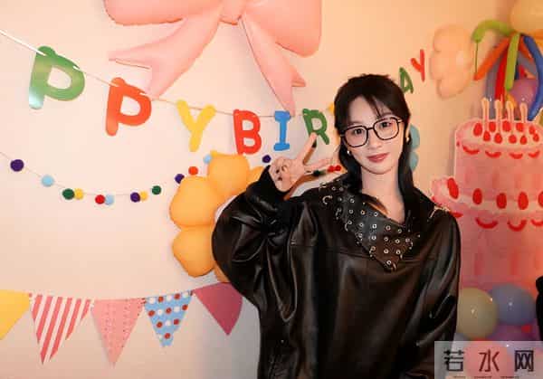 杨紫晒一家三口温馨合照庆生!站在爸妈中间备受宠爱