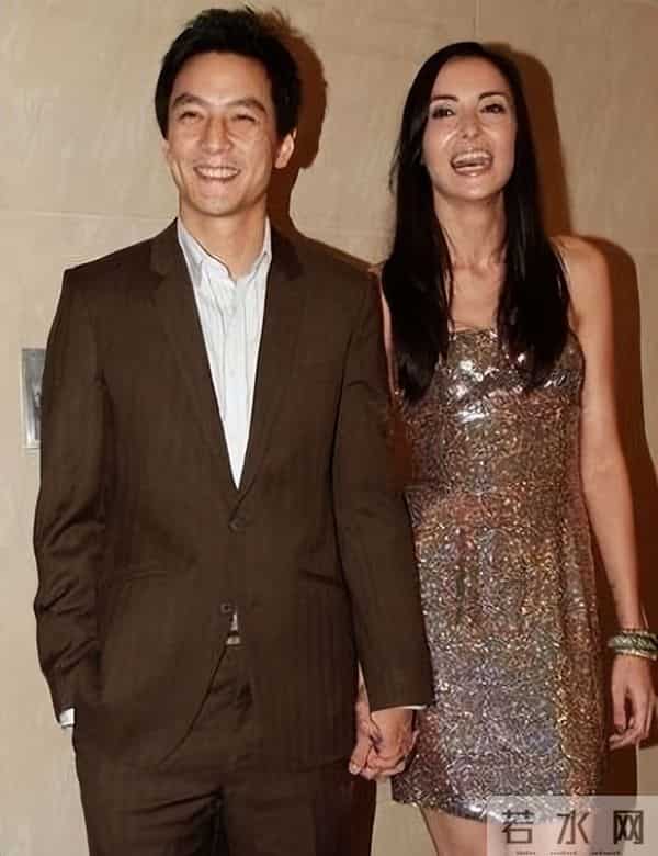 吴彦祖晒47岁老婆素颜合照，惊呆网友！男方曾称近10年没夫妻同房