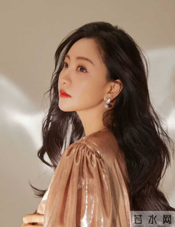 玫瑰金长裙是把“华丽松弛感”穿在了身上