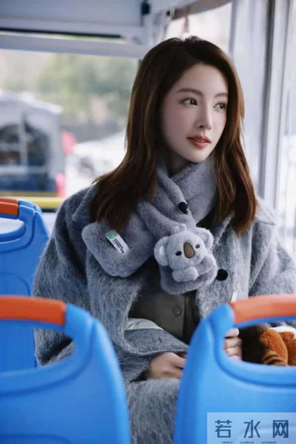 金晨又带火了秋冬新穿搭：羽绒服+牛仔裤+羊毛卷发型，显瘦又时髦