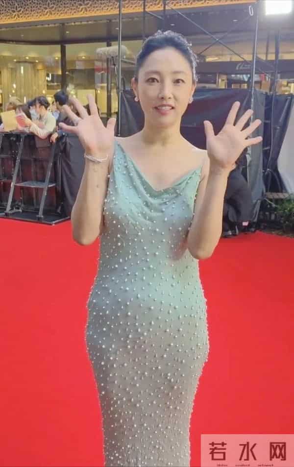 41岁白百何现身东京,她的下跨变得好大啊,脸也胖了,变化真大