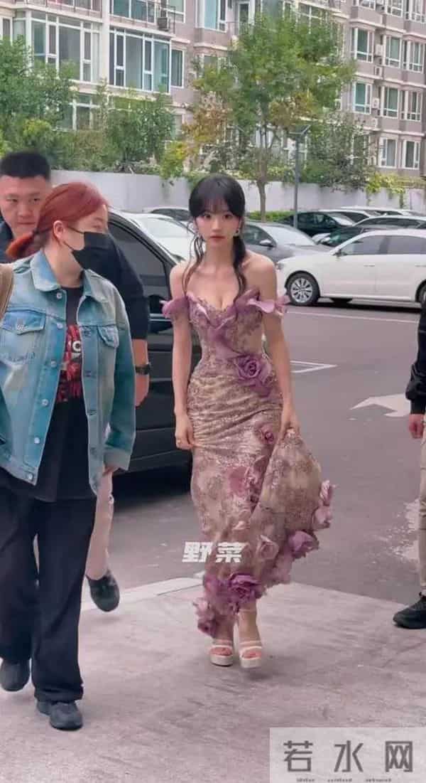 田曦薇真人身材真的巨好啊,又瘦又有料,脸蛋超美,没想到这么大