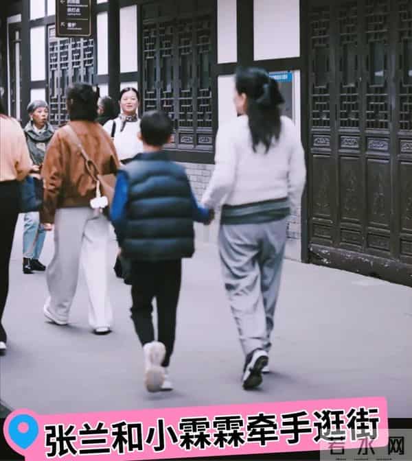 大S女儿暴风抽高，身高和奶奶齐平了！张兰搂着小玥儿散步好温馨