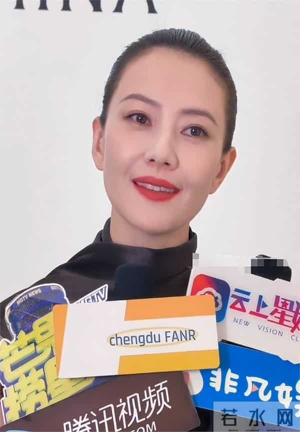 46岁高圆圆活动生图:脸上褶子多含胸驼背,她身边整容脸网红惊艳