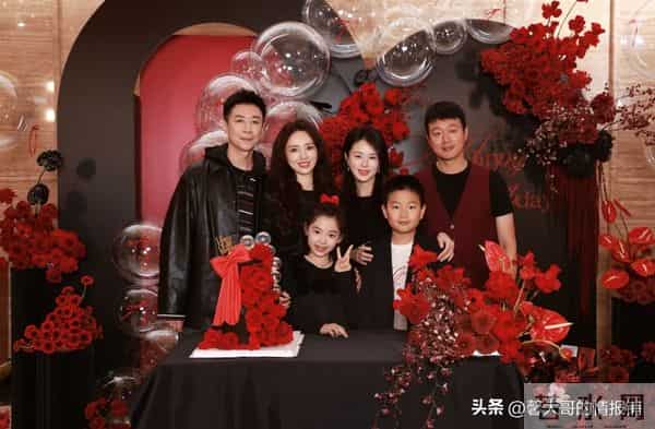 关悦晒董璇庆生照!张维伊比佟大为高不少 小酒窝和佟家小子太般配