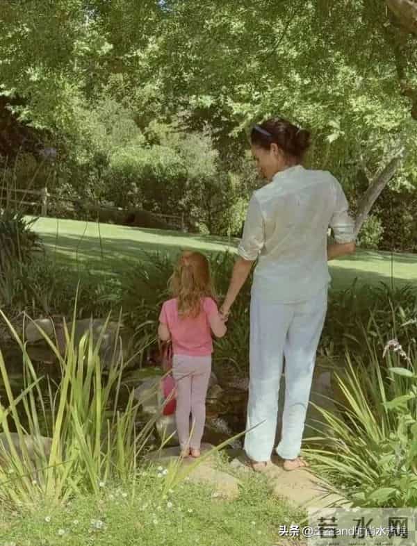 梅根最新亮相!时隔7年重回片场拍戏,衣服皱巴巴,身材也好臃肿