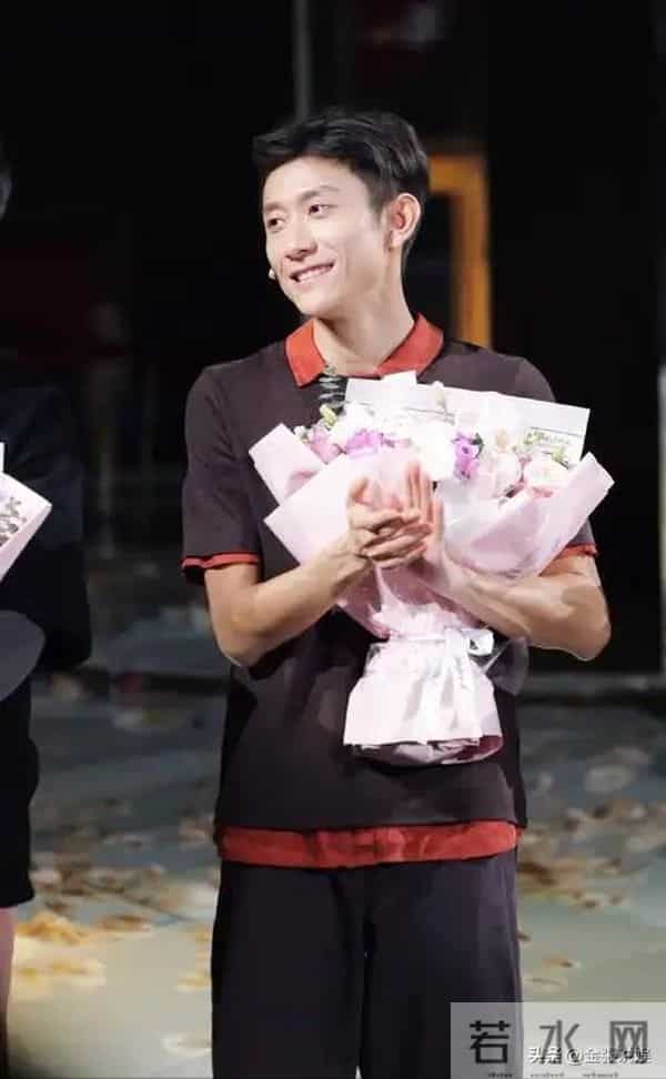 被"发腮"的张一山惊艳,33岁终于长开,网友:杨紫得避嫌了