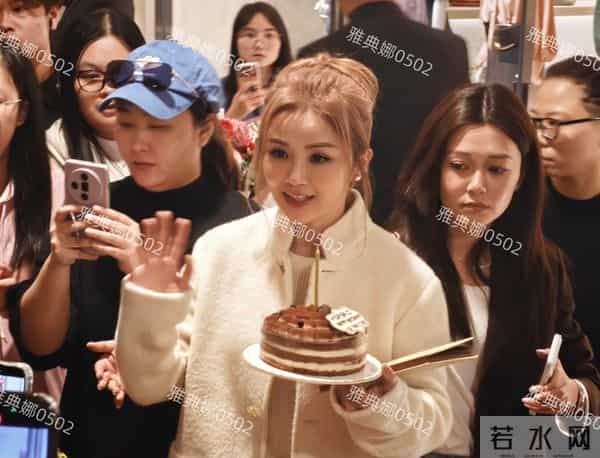 阿sa蔡卓妍本人没有网上夸的那么年轻,脸有点肿整感明显不够自然