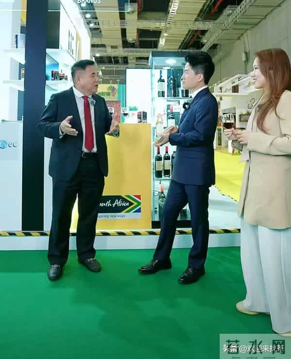 丈母娘瞬间泪崩，董宇辉逛供销馆说有过开椰子的经验，