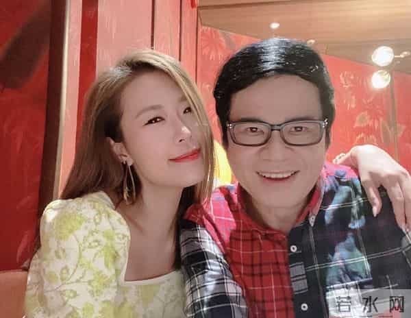 恭喜！TVB知名演员认爱小18岁绯闻女友，在香港拥有多块土地