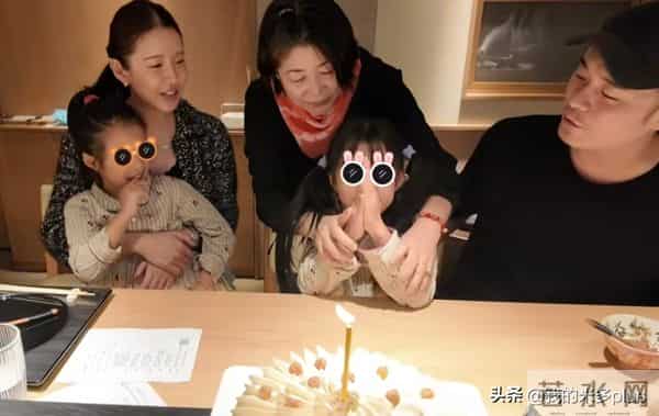 陈赫女儿9岁生日，张子萱出场撒糖，婆婆一脸慈爱，五口人超幸福