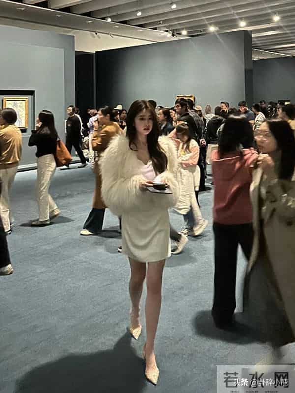 徐如蓝看展被网友偶遇,肤白貌美大长腿,真带劲,这算顶美了吧!