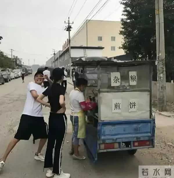 杨颖在山西农村街头买煎饼果子 身材高挑 打扮接地气 比普通人好看