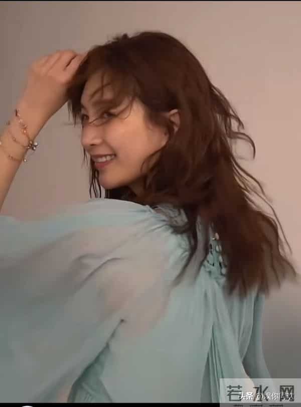 江疏影穿土蓝色薄纱裙拍写真,完全没有了顾漫妮的滤镜,老了很多