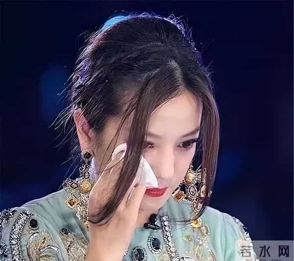 封杀四年,49岁赵薇近况再曝,参加好友婚礼,脸垮皮衰无星气