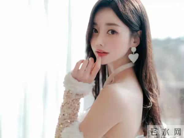 孙允珠,性感挂脖吊带裙,又欲又迷人,挂脖上的铃铛更是点睛之笔